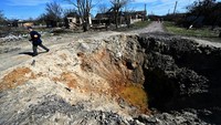 Invasi ini mengakibatkan kerusakan di sejumlah kota di Ukraina. (AFP/Sergei Supinsky).