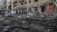 Seperti diketahui, Rusia mulai menginvasi Ukraina sejak 24 Februari 2022 lalu. Invasi Rusia itu mengakibatkan sejumlah kerusakan di Ukraina. (AFP/Aris Messinis).