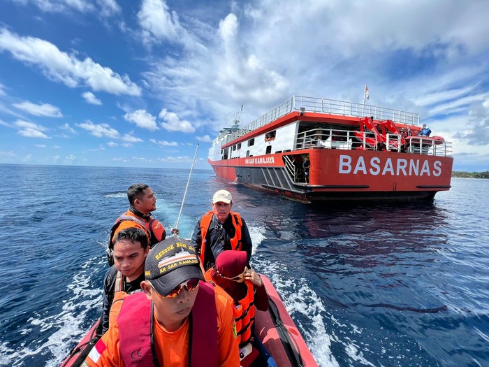 Pencarian korban hilang tenggelamnya KM Ladang Pertiwi di Selat Makassar. (Dok. Istimewa).