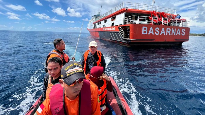 Pencarian korban hilang tenggelamnya KM Ladang Pertiwi di Selat Makassar. (Dok. Istimewa).