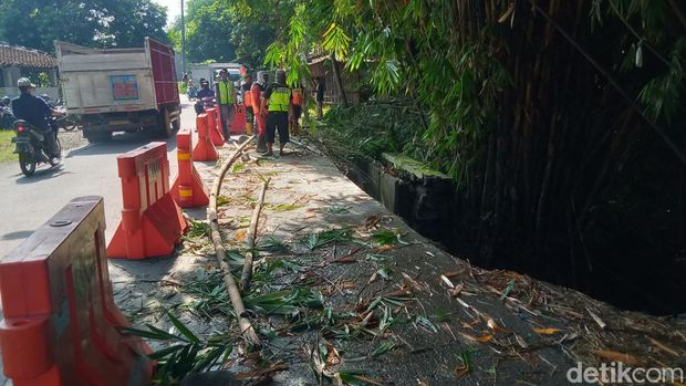 Pengaman jembatan dipasang petugas DPUPR di Jembatan Demak Ijo, Kecamatan Karangnongko, Klaten, Senin (6/6/2022).