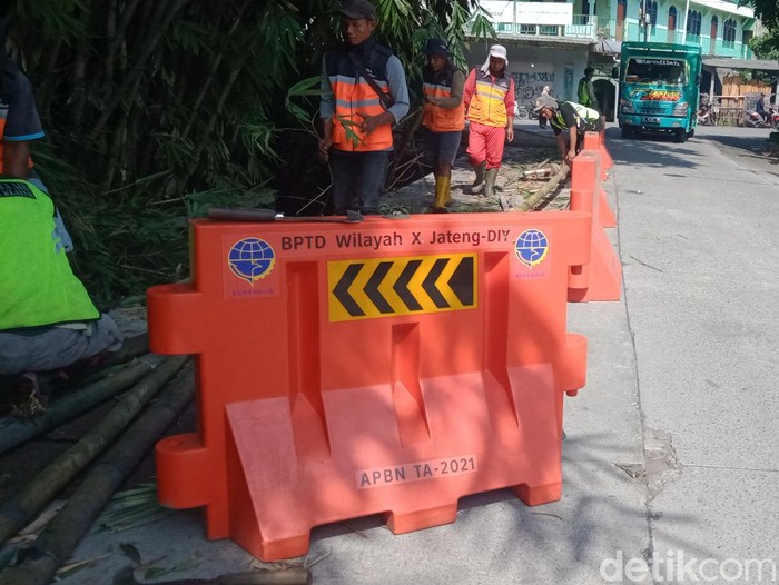 Pengaman jembatan dipasang petugas DPUPR di Jembatan Demak Ijo, Kecamatan Karangnongko, Klaten, Senin (6/6/2022).