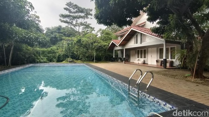 Penjaga rumah di perumahan di Depok mengaku merasa tertipu penyelenggara pesta yang digerebek polisi.  (Dwi R/detikcom)