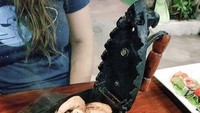 Bukan menggunakan hot plate agar tetap hangat, restoran ini punya cara uniknya sendiri. Sebuah setrika justru dipilih untuk menyajikan udang yang tetap hangat sampai ke meja pelanggan. Foto: Brightside