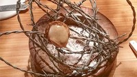 Bertema Silent Hill sebuah kue cokelat disajikan secara ekstrem. Pasalnya setiap cara penyajiannya dipilih menggunakan kawat berduri yang berbahaya. Foto: Brightside