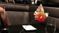 Hidangan yang satu ini tampaknya akan membuat teman makanmu merasa kesal. Jika makanan yang ada diujungnya diangkat, risikonya orang yang berada di hadapanmu akan terkena lemparan cairan di bawahnya. Foto: Brightside
