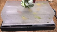 Mengedepankan kualitas makanannya, sebuah restoran punya konsep unik untuk menyajikan es krim. Satu sendok es krim ini disajikan di atas sebalok es batu agar tak meleleh. Foto: Brightside