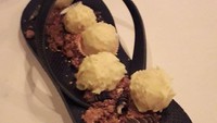 Menyajikan sebuah es krim, restoran ini memilih untuk menggunakan sandal jepit dibandingkan mangkuk kecil atau piring. Taburan bahan pelengkapnya membuat sandal ini terlihat usai menginjak tanah. Foto: Brightside