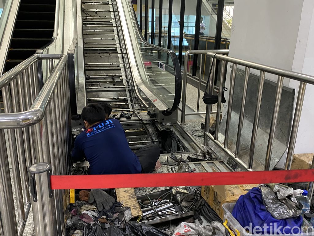 Perbaikan eskalator Stasiun Manggarai, Jaksel, 6 Juni 2022. (Annisa Rizky Fadhila/detikcom)