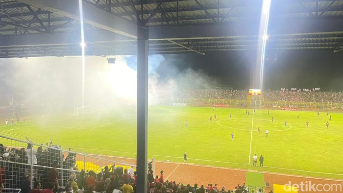 Pertandingan babak kedua PSM Vs Sulut sempat dijeda gegara suporter menyalakan flare. (Muchlis Abduh/detikSulsel)