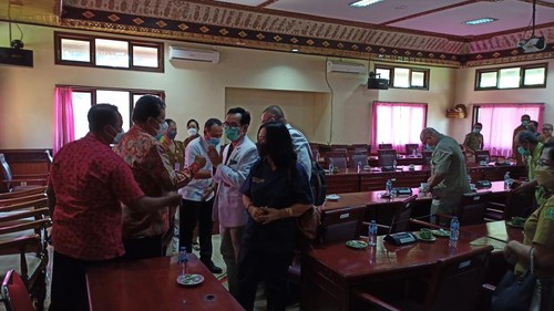 Perwakilan ASN yang bertugas di RSUD Tabanan menyampaikan aspirasi karena tidak kebagian tambahan penghasilan pegawai (TPP) di DPRD Tabanan, Senin (6/6/2022).