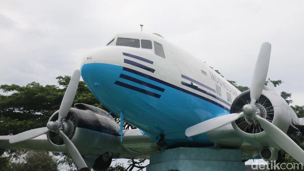 Pesawat Dakota RI-001 hasil urunan rakyat Aceh.