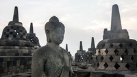 Sebagian pengunjung Candi Borobudur mengaku keberatan dengan rencana pemerintah menaikkan harga tiket untuk naik ke candi menjadi Rp 750 ribu untuk turis lokal dan USD 100 untuk turis mancanegara. LightRocket via Getty Images/Thierry Falise