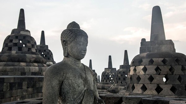 Sebagian pengunjung Candi Borobudur mengaku keberatan dengan rencana pemerintah menaikkan harga tiket untuk naik ke candi menjadi Rp 750 ribu untuk turis lokal dan USD 100 untuk turis mancanegara. LightRocket via Getty Images/Thierry Falise Sebagian pengunjung Candi Borobudur mengaku keberatan dengan rencana pemerintah menaikkan harga tiket untuk naik ke candi menjadi Rp 750 ribu untuk turis lokal dan USD 100 untuk turis mancanegara. LightRocket via Getty Images/Thierry Falise
