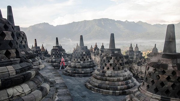Wacana kenaikan harga tiket masuk Candi Borobudur di Magelang jadi Rp 750 ribu untuk turis lokal dan USD 100 untuk turis asing menuai kritik dari sebagian pelaku wisata. Salah satunya dari Komunitas Edukasi Museum, Buchory Masrury yang menyebut terlalu mahal. LightRocket via Getty Images/Thierry Falise Wacana kenaikan harga tiket masuk Candi Borobudur di Magelang jadi Rp 750 ribu untuk turis lokal dan USD 100 untuk turis asing menuai kritik dari sebagian pelaku wisata. Salah satunya dari Komunitas Edukasi Museum, Buchory Masrury yang menyebut terlalu mahal. LightRocket via Getty Images/Thierry Falise