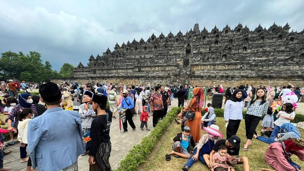 Rencana kenaikan tarif tersebut diumumkan oleh Menteri Koordinator Bidang Kemaritiman dan Investasi Luhut Binsar Pandjaitan pada Minggu (5/6). Hal tersebut menuai beragam respons dari masyarakat serta pelaku usaha di sekitar kompleks Candi Borobudur. Banyak yang keberatan, namun ada juga yang memahami sebagai bagian dari upaya pemerintah dalam menjaga kelestarian warisan budaya dunia tersebut. Anadolu Agency via Getty Images/Anadolu Agency Rencana kenaikan tarif tersebut diumumkan oleh Menteri Koordinator Bidang Kemaritiman dan Investasi Luhut Binsar Pandjaitan pada Minggu (5/6). Hal tersebut menuai beragam respons dari masyarakat serta pelaku usaha di sekitar kompleks Candi Borobudur. Banyak yang keberatan, namun ada juga yang memahami sebagai bagian dari upaya pemerintah dalam menjaga kelestarian warisan budaya dunia tersebut. Anadolu Agency via Getty Images/Anadolu Agency
