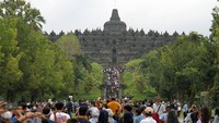 Direktur Utama Taman Wisata Candi (TWC) Borobudur, Prambanan, dan Ratu Boko (Persero) Edy Setijono memberikan penjelasan mengenai wacana itu. Menurutnya, ada perbedaan antara tiket masuk ke kawasan TWC Borobudur dengan tiket naik ke bangunan Candi Borobudur. Anadolu Agency via Getty Images/Anadolu Agency
