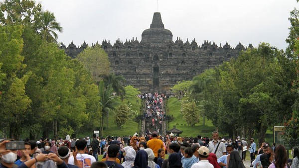 Direktur Utama Taman Wisata Candi (TWC) Borobudur, Prambanan, dan Ratu Boko (Persero) Edy Setijono memberikan penjelasan mengenai wacana itu. Menurutnya, ada perbedaan antara tiket masuk ke kawasan TWC Borobudur dengan tiket naik ke bangunan Candi Borobudur. Anadolu Agency via Getty Images/Anadolu Agency Direktur Utama Taman Wisata Candi (TWC) Borobudur, Prambanan, dan Ratu Boko (Persero) Edy Setijono memberikan penjelasan mengenai wacana itu. Menurutnya, ada perbedaan antara tiket masuk ke kawasan TWC Borobudur dengan tiket naik ke bangunan Candi Borobudur. Anadolu Agency via Getty Images/Anadolu Agency