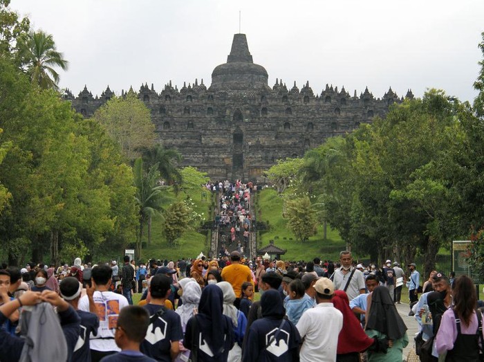 MAGELANG, INDONESIA - MAY 7 People visit Borobudur Temple during the Eid al-Fitr holiday in Magelang, Central Java Province, Indonesia on May 7, 2022. Thousands of people from various regions visit Borobudur Temple to spend Eid Al-Fitr On the holiday, the official said peak tourist arrivals are predicted will happen on May 8th. (Photo by Kiki Cahyadi/Anadolu Agency via Getty Images)