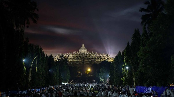 Dikatakan Edy, tiket reguler masih tetap sama untuk wisatawan nusantara (wisnus) Rp 50 ribu dan wisman USD 25. Hanya saja, tiket tersebut diterapkan bagi wisatawan yang masuk ke kompleks Candi Borobudur hingga ke pelataran. Sedangkan tiket seharga Rp 750 ribu itu dikenakan untuk wisatawan yang ingin naik ke candi. Anadolu Agency via Getty Images/Anadolu Agency Dikatakan Edy, tiket reguler masih tetap sama untuk wisatawan nusantara (wisnus) Rp 50 ribu dan wisman USD 25. Hanya saja, tiket tersebut diterapkan bagi wisatawan yang masuk ke kompleks Candi Borobudur hingga ke pelataran. Sedangkan tiket seharga Rp 750 ribu itu dikenakan untuk wisatawan yang ingin naik ke candi. Anadolu Agency via Getty Images/Anadolu Agency