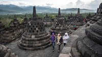 Wacana kenaikan harga tiket masuk Candi Borobudur menjadi Rp 750 ribu untuk turis lokal dan USD 100 untuk turis asing membuat sebagian pedagang di kompleks candi di Magelang itu resah. Mereka khawatir Candi Borobudur bakal sepi pengunjung. LightRocket via Getty Images/Thierry Falise