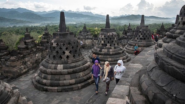 Wacana kenaikan harga tiket masuk Candi Borobudur menjadi Rp 750 ribu untuk turis lokal dan USD 100 untuk turis asing membuat sebagian pedagang di kompleks candi di Magelang itu resah. Mereka khawatir Candi Borobudur bakal sepi pengunjung. LightRocket via Getty Images/Thierry Falise Wacana kenaikan harga tiket masuk Candi Borobudur menjadi Rp 750 ribu untuk turis lokal dan USD 100 untuk turis asing membuat sebagian pedagang di kompleks candi di Magelang itu resah. Mereka khawatir Candi Borobudur bakal sepi pengunjung. LightRocket via Getty Images/Thierry Falise