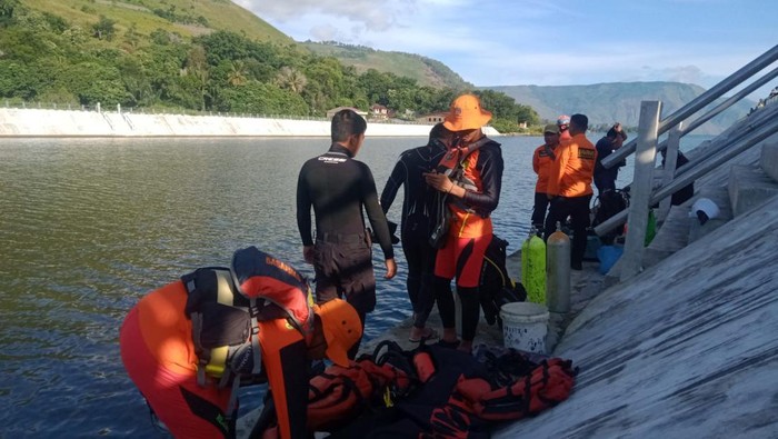 Petugas saat mencari pekerja jembatan Tano Pogol asal Jabar yang tenggelam di Danau Toba.