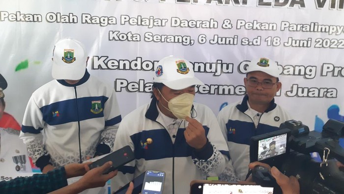 Pj Gubernur Banten Al Muktabar (tengah)/Bahtiar-detikcom