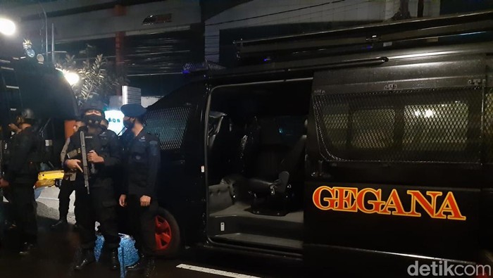 Polisi cek benda mencurigakan di sebuah gedung Jalan Asia Afrika Bandung.