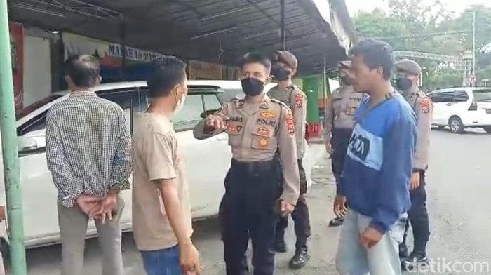 Polisi melakukan olah TKP dan memeriksa saksi pencurian uang nasabah BRI Jember di mobil.
