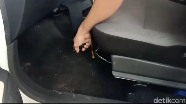 Polisi melakukan olah TKP dan memeriksa saksi pencurian uang nasabah BRI Jember di mobil.