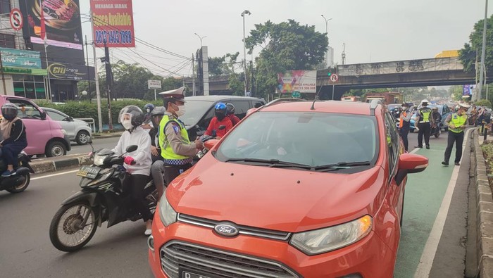 Polisi memberhentikan mobil yang langgar ganjil genap di Jl Raya Fatmawati Jaksel. Mobil tersebut ternyata membawa anak sakit dan akan menuju rumah sakit.