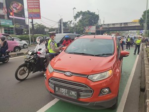 Antar Anak ke RS, Mobil Pelat Ganjil Diizinkan Melintas Gage Fatmawati Jaksel