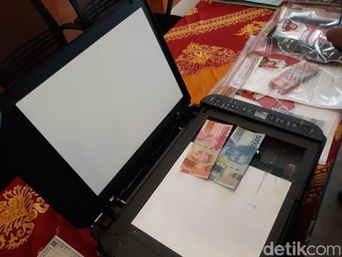 Polres Bantul mengungkap kasus pembuatan uang palsu oleh seorang pedagang miras, Senin (6/6/2022).