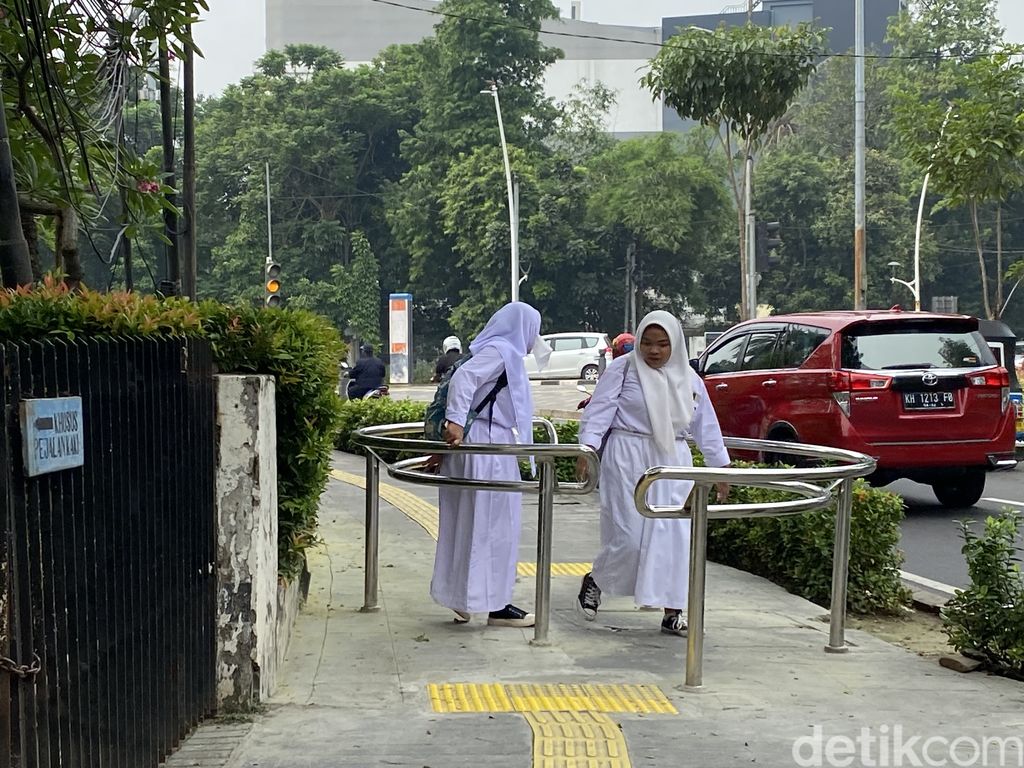 Portal S di trotoar sekitar Metropole, Jakarta Pusat, 6 Juni 2022. (Annisa Rizky Fadhila/detikcom)