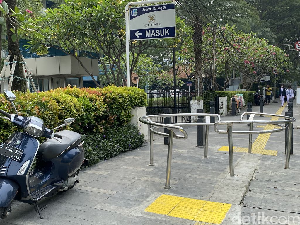 Portal S di trotoar sekitar Metropole, Jakarta Pusat, 6 Juni 2022. (Annisa Rizky Fadhila/detikcom)