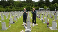 Choe Geun-ho dan Choe In-suck dari Korea Selatan (kiri) berdoa di depan nisan paman mereka Choe Hyun-jun yang meninggal selama Perang Korea. AP/Ahn Young-joon