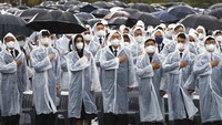 Presiden Korea Selatan Yoon Suk Yeol (kanan tengah) dan istrinya Kim Keon Hee (kiri tengah), menghadiri upacara Hari Peringatan negara di Pemakaman Nasional Seoul di Seoul, Korea Selatan Senin, (6/6/2022). AP/Chung Sung-Jun