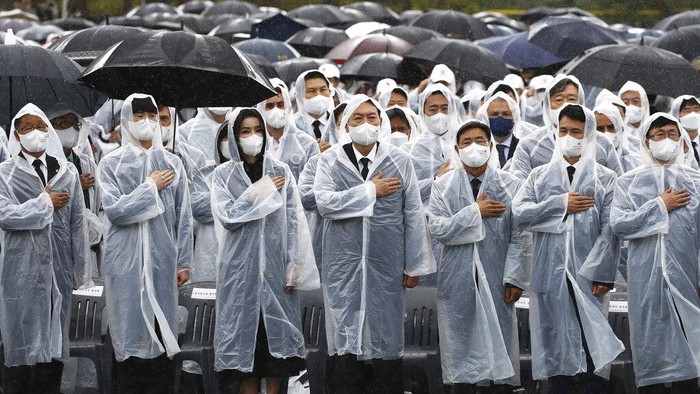 South Korean President Yoon Suk Yeol, center right,  and his wife Kim Keon Hee, center left, attend a ceremony marking the country’s Memorial Day at the Seoul National Cemetery in Seoul, South Korea Monday,  June 6, 2022. (Chung Sung-Jun/Pool Photo via AP)