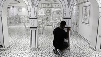 Nanzing Dadi (33), seniman Nigeria yang juga dikenal sebagai Zingked, mengerjakan mural di restoran Sketch, di Lagos, Nigeria, (2/6/2022).