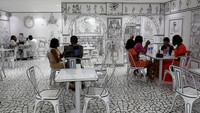 Pelanggan juga bisa mendapatkan pendidikan cepat tentang arti simbol. Bagi sebagian orang, restoran ini sungguh Instagramable.