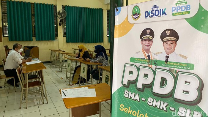 PPDB SMA, SMK dan SLB mulai dibuka. Masih ada pendaftar yang datang ke sekolah untuk daftar offline.