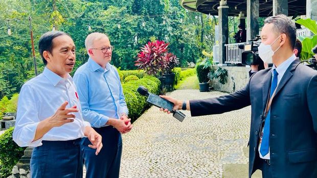 Presiden Joko Widodo bersama Perdana Menteri Anthony Albanese bersepeda bersama dari Istana Kepresidenan Bogor ke Kebun Raya Bogor, Senin, 6 Juni 2022. (Dok: Biro Pers Sekretariat Presiden)