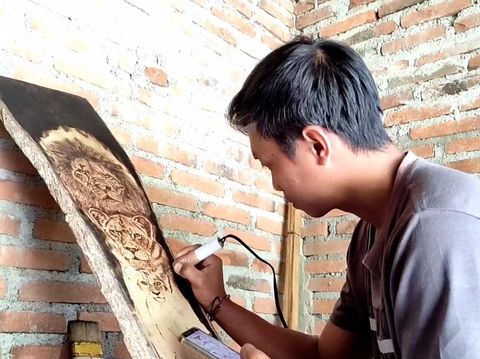 Pria Pacitan Ini Bikin Lukisan Bakar di Atas Kayu
