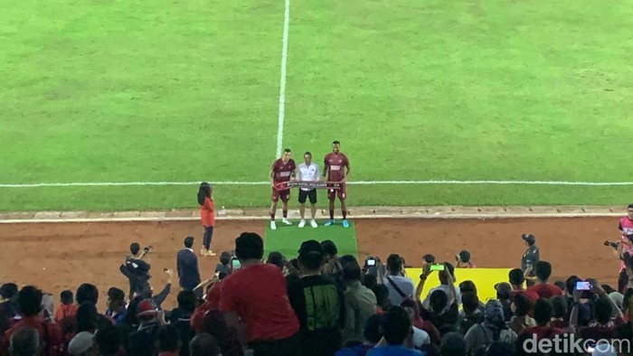 PSM Makassar mengenalkan 3 pemain asing saat jeda melawan Sulut United di Stadion BJ Habibie. (Muchlis/detikSulsel)