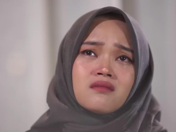 Putri Delina menangis saat menceritakan kondisi dirinya.