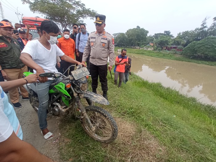 Rekonstruksi kasus laporan palsu kecelakaan di Bekasi (Fakhri-detikcom)