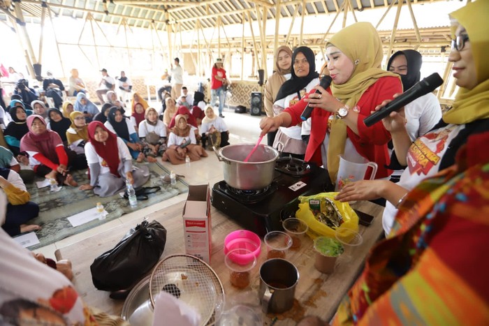 Relawan Jaringan Wanita Nusantara (Jawara) Sandiuno Kabupaten Karawang menggelar pelatihan membuat boneka dan minuman kemasan untuk emak-emak dan pelaku Usaha Mikro Kecil Menengah (UMKM).
