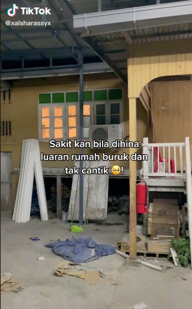 Hingga saat ini video rumah viral itu telah ditayangkan lebih dari 5 juta kali. Melalui keterangan unggahan diketahui bahwa rumah tersebut terletak di Terenggganu, Malaysia. Foto: TikTok/@xalsharassyx