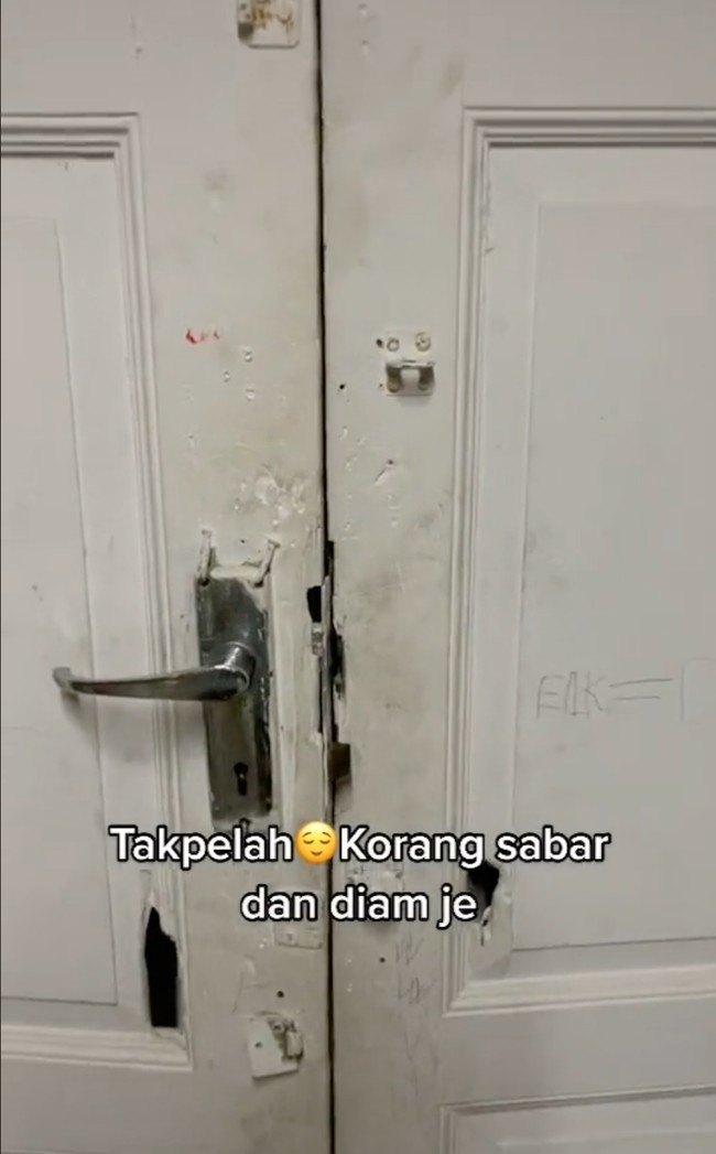 Kamu mungkin tidak akan menyangka jika di balik pintu putih yang sudah usang ini terdapat interior rumah yang begitu cantik dan mewah. Foto: TikTok/@xalsharassyx
